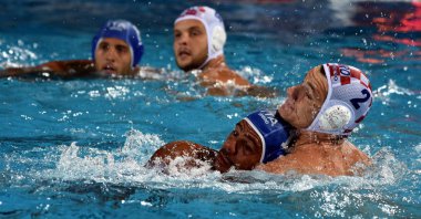 Budapeşte, Macaristan - 20 Temmuz 2017: Bodegas Michael Alexandre (Ita) (mavili) Macan Marko (Cro) karşı savaşır. Fina Waterpolo Dünya Şampiyonası 2017 yılında Alfred Hajos yüzme merkezinde düzenlendi.