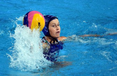 Budapeşte, Macaristan - 20 Temmuz 2017: Czigany Dora (Hun) ön eleme Hollanda karşı oynar. Alfred Hajos yüzme merkezinde Fina Waterpolo Dünya Şampiyonası düzenlendi.
