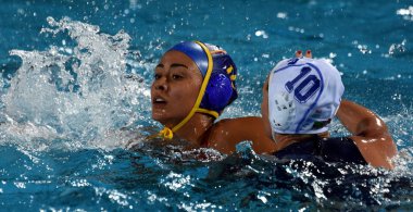 Budapeşte, Macaristan - 20 Temmuz 2017: Crespi Barriga Paula (Esp) ön eleme Manson Marcelle (Rsa) karşı oynar. Alfred Hajos yüzme merkezinde Fina Waterpolo Dünya Şampiyonası düzenlendi.