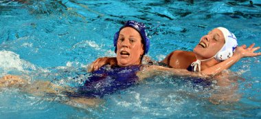 Budapeşte, Macaristan - 20 Temmuz 2017: Takacs Orsolya (Hun) ön eleme Klaassen Lieke (Ned) karşı savaşır. Fina Waterpolo Dünya Şampiyonası 2017 yılında Alfred Hajos yüzme merkezinde düzenlendi.