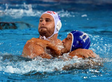 Budapeşte, Macaristan - 20 Temmuz 2017: Aicardi Matteo (Ita) (mavili) Buljubasic Ivan (Cro) karşı savaşır. Fina Waterpolo Dünya Şampiyonası 2017 yılında Alfred Hajos yüzme merkezinde düzenlendi.