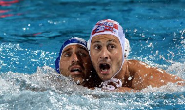 Budapeşte, Macaristan - 20 Temmuz 2017: Bertoli Zeno (Ita) (mavili) Setka Andelo (Cro) karşı savaşır. Fina Waterpolo Dünya Şampiyonası 2017 yılında Alfred Hajos yüzme merkezinde düzenlendi.