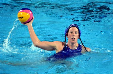 Budapeşte, Macaristan - 20 Temmuz 2017: Takacs Orsolya (Hun) ön eleme Hollanda karşı savaşır. Fina Waterpolo Dünya Şampiyonası 2017 yılında Alfred Hajos yüzme merkezinde düzenlendi.