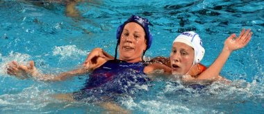 Budapeşte, Macaristan - 20 Temmuz 2017: Takacs Orsolya (Hun) ön eleme Klaassen Lieke (Ned) karşı savaşır. Fina Waterpolo Dünya Şampiyonası 2017 yılında Alfred Hajos yüzme merkezinde düzenlendi.