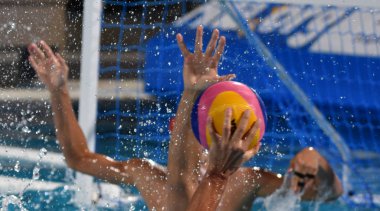 Waterpolo eşleşmeyi el ağaç. Goalkeepr ile oyuncular silah karşı savunma.