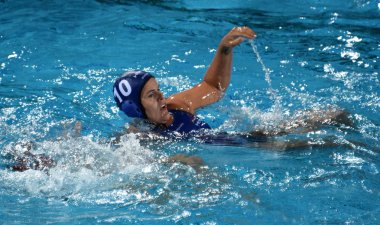 Budapeşte, Macaristan - 20 Temmuz 2017: Bujka Barbara (Hun) ön eleme Hollanda karşı savaşır. Fina Waterpolo Dünya Şampiyonası 2017 yılında Alfred Hajos yüzme merkezinde düzenlendi.