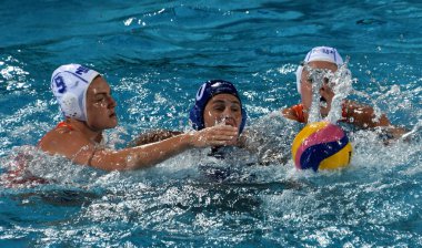 Budapeşte, Macaristan - 20 Temmuz 2017: Bujka Barbara (Hun) ön eleme Megens Maud (Ned) ve Sevenich Vivian (Ned) karşı savaşır. Fina Waterpolo Dünya Şampiyonası Budapeşte'düzenlendi.