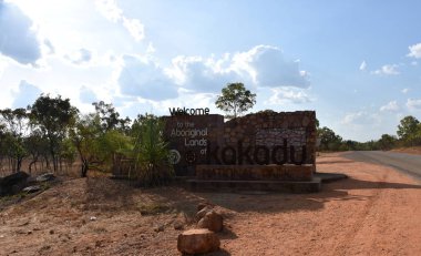 Burrundie, Avustralya - Jun14, 2018: Giriş yerli topraklara Kakadu Milli Northern Territory, Avustralya bir korumalı alan Parkı,.