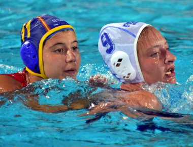 Budapeşte, Macaristan - 20 Temmuz 2017: Gual Rovirosa Anna (Esp, mavi) ön eleme Smit Zandre (Rsa) karşı oynar. Alfred Hajos yüzme merkezinde Fina Waterpolo Dünya Şampiyonası düzenlendi