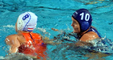 Budapeşte, Macaristan - 20 Temmuz 2017: Bujka Barbara (Hun) ön yuvarlak Sevenich Vivian (Ned) karşı savaşır. Fina Waterpolo Dünya Şampiyonası 2017 yılında Alfred Hajos yüzme merkezinde düzenlendi.