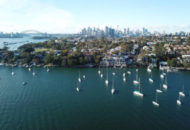 Sydney Kulesi ve finans bölgesine gökdelenler ile Sydney Cbd ve Harbour Bridge havadan görünümü