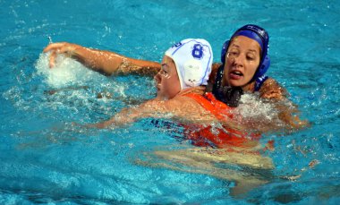 Budapeşte, Macaristan - 20 Temmuz 2017: Szucs Gabriella (Hun) ön yuvarlak Sevenich Vivian (Ned) karşı savaşır. Alfred Hajos yüzme merkezinde Fina Waterpolo Dünya Şampiyonası düzenlendi.