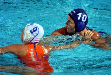 Budapeşte, Macaristan - 20 Temmuz 2017: Bujka Barbara (Hun) ön eleme Megens Maud (Ned) karşı savaşır. Fina Waterpolo Dünya Şampiyonası 2017 yılında Alfred Hajos yüzme merkezinde düzenlendi.