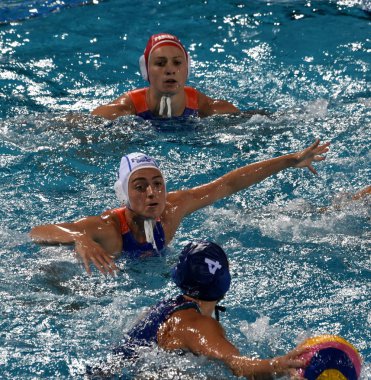 Budapeşte, Macaristan - 20 Temmuz 2017: Van der Sloot Sabrina (Ned) ve Willemsz Debby (Ned) kaleci Fina Waterpolo Dünya Şampiyonası ön eleme içinde Gurisatti Greta (Hun) karşı savunmak.