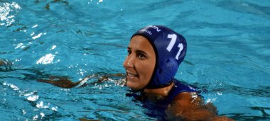 Budapeşte, Macaristan - 20 Temmuz 2017: Csabai Dora (Hun) ön eleme Hollanda karşı oynar. Fina Waterpolo Dünya Şampiyonası 2017 yılında Alfred Hajos yüzme merkezinde düzenlendi.