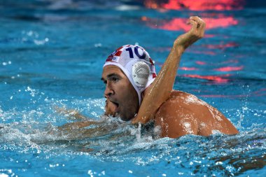 Budapeşte, Macaristan - 20 Temmuz 2017: Aicardi Matteo (Ita) (mavili) Krapic Ivan (Cro) karşı savaşır. Fina Waterpolo Dünya Şampiyonası 2017 yılında Alfred Hajos yüzme merkezinde düzenlendi.