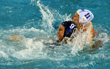 Budapeşte, Macaristan - 20 Temmuz 2017: Toth Ildiko (Hun) ön eleme Klaassen Lieke (Ned) karşı savaşır. Fina Waterpolo Dünya Şampiyonası 2017 yılında Alfred Hajos yüzme merkezinde düzenlendi.