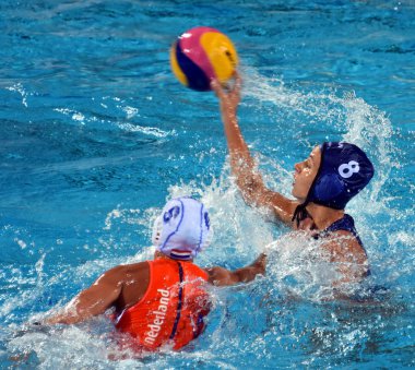 Budapeşte, Macaristan - 20 Temmuz 2017: Keszthelyi Rita (Hun) ön eleme Stomphorst Nomi (Ned) karşı savaşır. Alfred Hajos yüzme merkezinde Fina Waterpolo Dünya Şampiyonası düzenlendi.