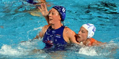 Budapeşte, Macaristan - 20 Temmuz 2017: Takacs Orsolya (Hun) ön eleme Klaassen Lieke (Ned) karşı savaşır. Fina Waterpolo Dünya Şampiyonası 2017 yılında Alfred Hajos yüzme merkezinde düzenlendi.