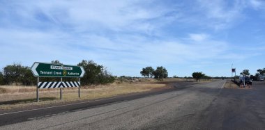 Renner Springs, Avustralya - 13 Haziran 2018: Stuart otoyol Renner Springs. Katherine ve Tennant Creek boş yol.