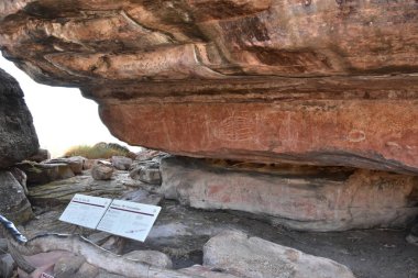 Ubirr, Avustralya - 15 Haziran 2018: Yerli sanat buzlu. Ubirr Doğu timsah bölge yerli rock sanat için bilinen Northern Territory Avustralya'da Kakadu Milli Parkı.