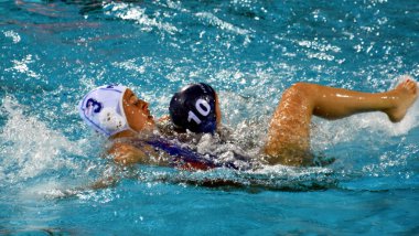 Budapeşte, Macaristan - 20 Temmuz 2017: Bujka Barbara (Hun) ön eleme Genee Dagmar (Ned) karşı savaşır. Fina Waterpolo Dünya Şampiyonası 2017 yılında Alfred Hajos yüzme merkezinde düzenlendi.