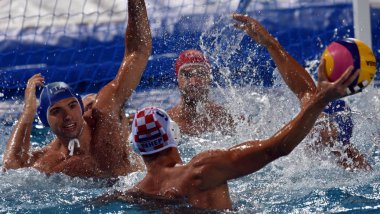 Budapeşte, Macaristan - 20 Temmuz 2017: Hırvat adam waterpolo takım çalış Quaterfinal İtalya'ya karşı. Fina Waterpolo Dünya Şampiyonası 2017 yılında Alfred Hajos yüzme merkezinde düzenlendi.