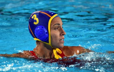 Budapeşte, Macaristan - 20 Temmuz 2017: Espar Llaquet Anna (Esp, mavi) ön eleme Penney Amber (Rsa) karşı oynar. Alfred Hajos yüzme merkezinde Fina Waterpolo Dünya Şampiyonası düzenlendi.