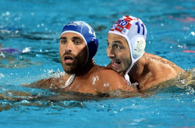 Budapeşte, Macaristan - 20 Temmuz 2017: Bertoli Zeno (Ita) (mavili) Setka Andelo (Cro) karşı savaşır. Fina Waterpolo Dünya Şampiyonası 2017 yılında Alfred Hajos yüzme merkezinde düzenlendi.