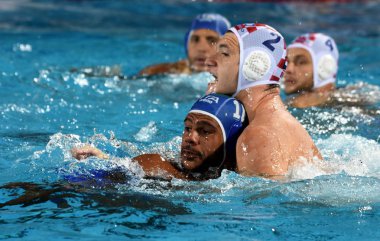 Budapeşte, Macaristan - 20 Temmuz 2017: Bodegas Michael Alexandre (Ita) (mavili) Macan Marko (Cro) karşı savaşır. Fina Waterpolo Dünya Şampiyonası 2017 yılında Alfred Hajos yüzme merkezinde düzenlendi.
