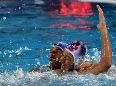 Budapeşte, Macaristan - 20 Temmuz 2017: Bertoli Zeno (Ita) (mavili) Setka Andelo (Cro) karşı savaşır. Fina Waterpolo Dünya Şampiyonası 2017 yılında Alfred Hajos yüzme merkezinde düzenlendi.