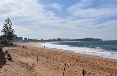 Panoramik bir bulutlu gün sahilde Narrabeen. Plaj dinlenmek için harika bir yer ağırlıklı olarak yerli halk tarafından uğrak.