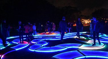 Sydney Australia - 04 Haziran 2018: etkileşimli bir manzara ışık dolambaçlı yollar sulu. Canlı Sydney ışık, ses ve fikirleri bir kutlama vardır.