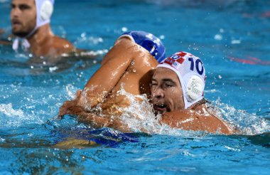 Budapeşte, Macaristan - 20 Temmuz 2017: Aicardi Matteo (Ita) (mavili) Krapic Ivan (Cro) karşı savaşır. Fina Waterpolo Dünya Şampiyonası 2017 yılında Alfred Hajos yüzme merkezinde düzenlendi.