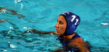 Budapeşte, Macaristan - 20 Temmuz 2017: Csabai Dora (Hun) ön eleme Hollanda karşı oynar. Fina Waterpolo Dünya Şampiyonası 2017 yılında Alfred Hajos yüzme merkezinde düzenlendi.