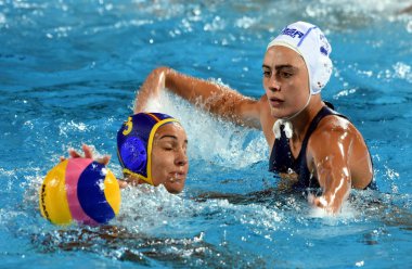 Budapeşte, Macaristan - 20 Temmuz 2017: Espar Llaquet Anna (Esp, mavi) ön eleme Penney Amber (Rsa) karşı oynar. Alfred Hajos yüzme merkezinde Fina Waterpolo Dünya Şampiyonası düzenlendi.