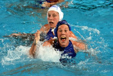 Budapeşte, Macaristan - 20 Temmuz 2017: Takacs Orsolya (Hun) ön eleme Klaassen Lieke (Ned) karşı savaşır. Fina Waterpolo Dünya Şampiyonası 2017 yılında Alfred Hajos yüzme merkezinde düzenlendi.