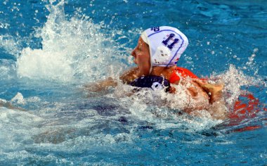 Budapeşte, Macaristan - 20 Temmuz 2017: Toth Ildiko (Hun) ön eleme Klaassen Lieke (Ned) karşı savaşır. Fina Waterpolo Dünya Şampiyonası 2017 yılında Alfred Hajos yüzme merkezinde düzenlendi.