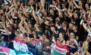 Budapeşte, Macaristan - 20 Temmuz 2017: Macar kadın su takımı Hollanda karşı kazandıktan sonra mutlu Macar fanlar. Alfred Hajos yüzme merkezinde Fina Waterpolo Dünya Şampiyonası düzenlendi.