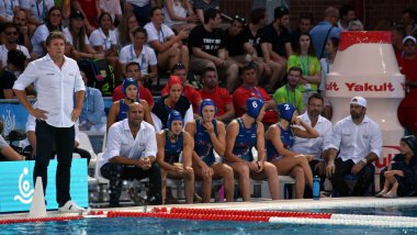 Budapeşte, Macaristan - 20 Temmuz 2017: Macar kadın su takımı havuz kenarında oturmak. Fina Waterpolo Dünya Şampiyonası 2017 yılında Alfred Hajos yüzme merkezinde düzenlendi.