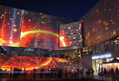Sydney Australia - 25 Mayıs 2018: Chatswood gösteri sanatları merkezi canlı sırasında fütüristik Concourse yelken Nasa görüntülerinin büyük ölçekli projeksiyonlar yelken kapsayacak.