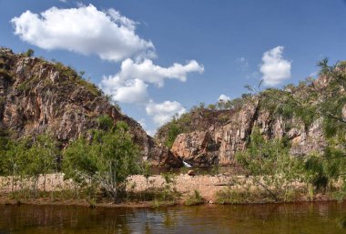 Edith Falls basamaklı şelale ve havuzları Nitmiluk Milli Parkı, Avustralya'da Edith nehrinde dizisidir. Edith Falls Katherine Gorge için bağlı.