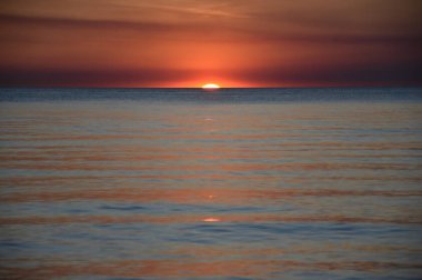 Güneş atmalarını turuncu tonları arasında bir akşam gökyüzünde Mindil Beach (Darwin, Northern Territory, Avustralya).