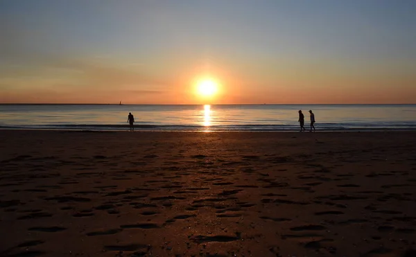 Pessoas Gostam Pôr Sol Mindil Beach Sol Lança Tons Laranja — Fotografia de Stock