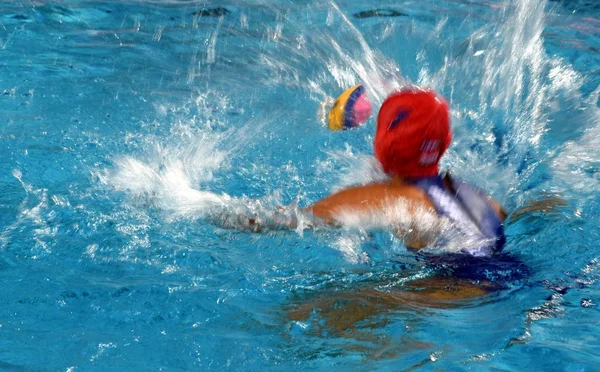 Splash Água Enquanto Goleiro Tentando Pegar Bola Imagem Movimento — Fotografia de Stock