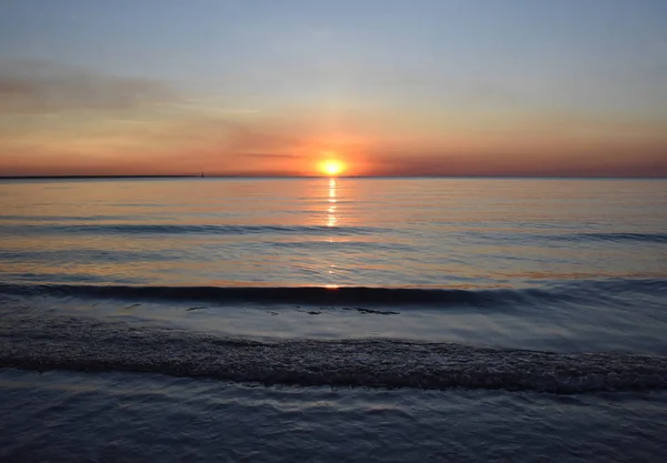 Soleil Jette Des Nuances Orange Travers Ciel Nocturne Mindil Beach — Photo