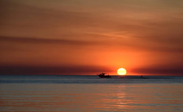 Cruising Sail Boat Passes Majestically Enchanting Sunset Sun Casts Orange — Stock Photo, Image