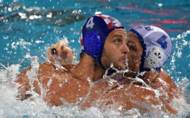 Budapeşte, Macaristan - 27 Temmuz 2017. Randelovic Sava (Srb, kap 4) kavgalar Loncar Luka karşı (Cro, kap 4). Fina Waterpolo Dünya Şampiyonası, yarı final.