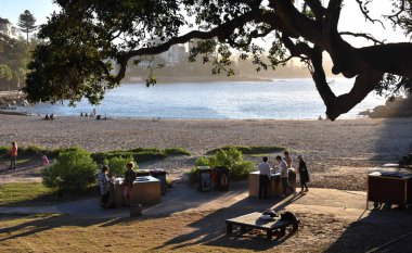 Sydney, Avustralya - 5 Temmuz 2018. Manly, kum Shelly plajındaki insanlar rahatlatıcı. Shelly Beach ve lahana ağaç Bay su rezerv Manly kumla ve Tasman Denizi.