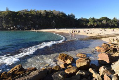 Shelly Beach ve lahana ağaç Bay su rezerv Manly kumla ve Tasman Denizi. İnsanlar Manly, kumlu Shelly sahilde rahatlatıcı.